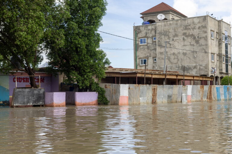 epa11558183 Streets are flooded with rain water in N'Djamena, Chad, 21 August 2024. Flooding caused by rainfall and strong winds have been affecting central and south-western Chad, according to the UN Office for the Coordination of Humanitarian Affairs (OCHA), which reported more than 5,300 displaced people, 261,000 people affected by floods and 16,200 damaged or destroyed houses from 15 July to 15 August 2024.  EPA/CHANCELIN MBAIRAMADJI MOITA