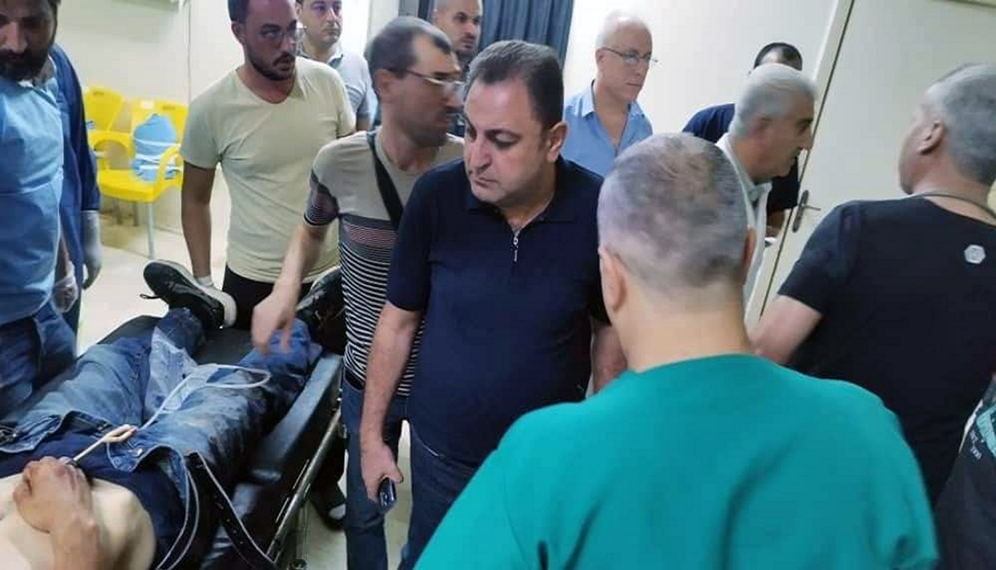 epa11594474 A handout photo released by the Syrian Arab News Agency SANA shows Governor of Hama, Maan Aboud (C), visiting people wounded in airstrikes, at Masyaf National Hospital in Masyaf, Syria, late 08 September 2024 (issued 09 September 2024). SANA news agency reported that at least 14 people died and more than 40 others were wounded in a series of Israeli airstrikes.  EPA/SANA HANDOUT HANDOUT EDITORIAL USE ONLY/NO SALES/ΑΠΕ-ΜΠΕ