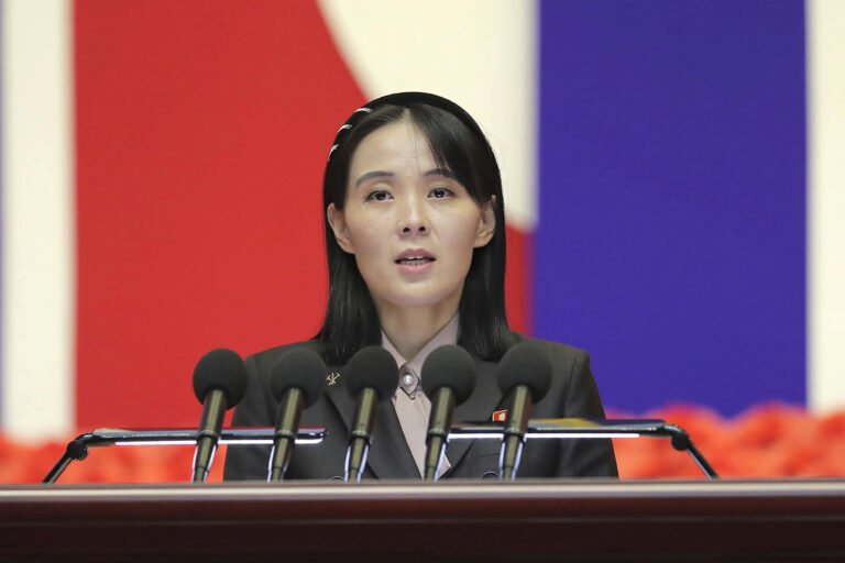 ARCHIVO - Esta imagen proporcionada por el gobierno norcoreano, Kim Yo Jong, hermana del líder norcoreano Kim Jong Un, ofrece un discurso durante una reunión nacional sobre el coronavirus, en Pyongyang, Corea del Norte, el 10 de agosto de 2022. Periodistas independientes no recibieron acceso a cubrir el evento mostrado en la imagen y distribuida por el gobierno norcoreano. El contenido de esta imagen se distribuye como se recibió y no puede verificarse de forma independiente. (Agencia Central de Noticias de Corea/Servicio de Noticias de Corea via AP, Archivo)