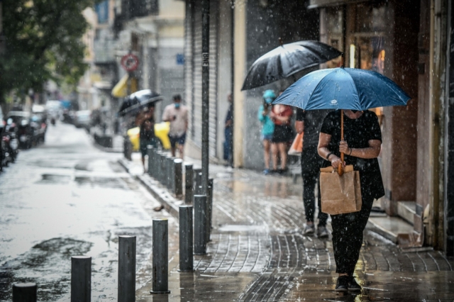 Καλοκαιρινή μπόρα στην Αθήνα, Παρασκευή 11 Ιουνίου 2021 (ΤΑΤΙΑΝΑ ΜΠΟΛΑΡΗ/ EUROKINISSI)