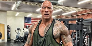 dwayne-johnson-gimastirio-xaki-mplouza