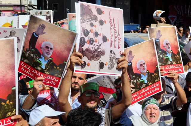 Demonstrators carry signs and pictures of late Hamas leader Yahya Sinwar during a protest in support of Lebanon and Gaza in Amman, Jordan October 18, 2024. REUTERS/Jehad Shelbak