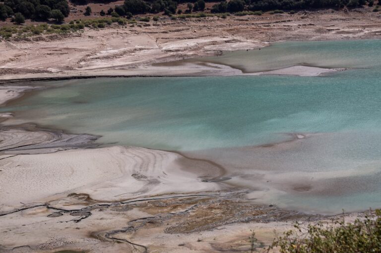 ΤΕΧΝΙΤΗ ΛΙΜΝΗ ΜΟΡΝΟΥ ΜΕΙΩΜΕΝΗ Η ΣΤΑΘΜΗ ΤΟΥ ΝΕΡΟΥ ΛΟΓΩ ΤΗΣ ΠΑΡΑΤΕΤΑΜΕΝΗΣ ΑΝΟΜΒΡΙΑΣ (ΓΙΑΝΝΗΣ ΠΑΝΑΓΟΠΟΥΛΟΣ/ EUROKINISSI)