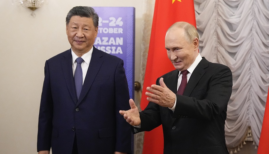 epa11674948 Russian President Vladimir Putin (R) welcomes Chinese President Xi Jinping during their meeting on the sidelines of BRICS Summit at Kazan Kremlin in Kazan, Russia, 22 October 2024. The BRICS summit takes place from 22 to 24 October and is expected to be the largest foreign policy event ever held in Russia.  EPA/ALEXANDER ZEMLIANICHENKO/AP POOL