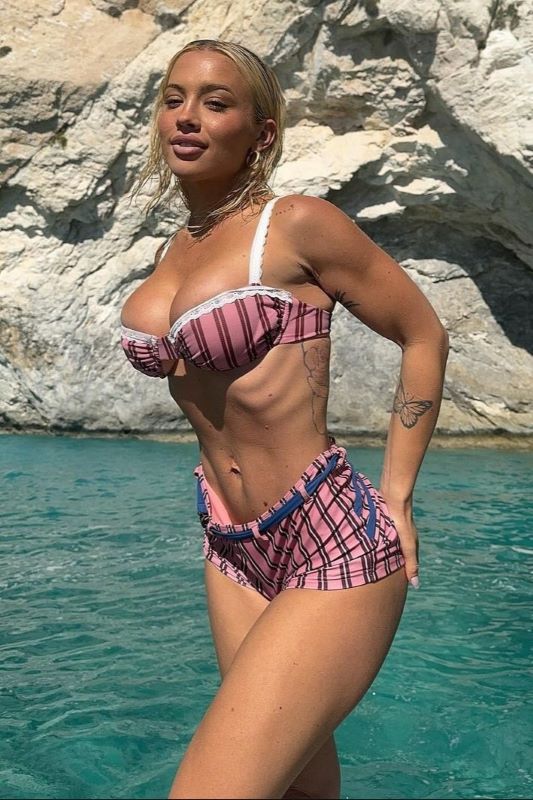 Tammy-Hembrow-Mermaid-Bikini-Sexy-Zakynthos-5