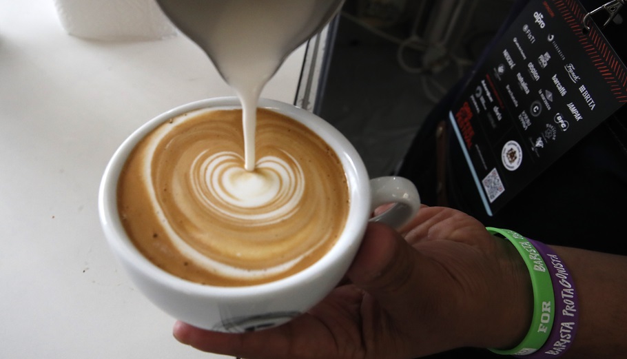 epa11363178 A coffee master prepares a cup of coffee as he attends the first GR8 Coffee Festival in Zagreb, Croatia, 23 May 2024. The GR8 Coffee Festival is held from 23 to 25 May.  EPA/ANTONIO BAT