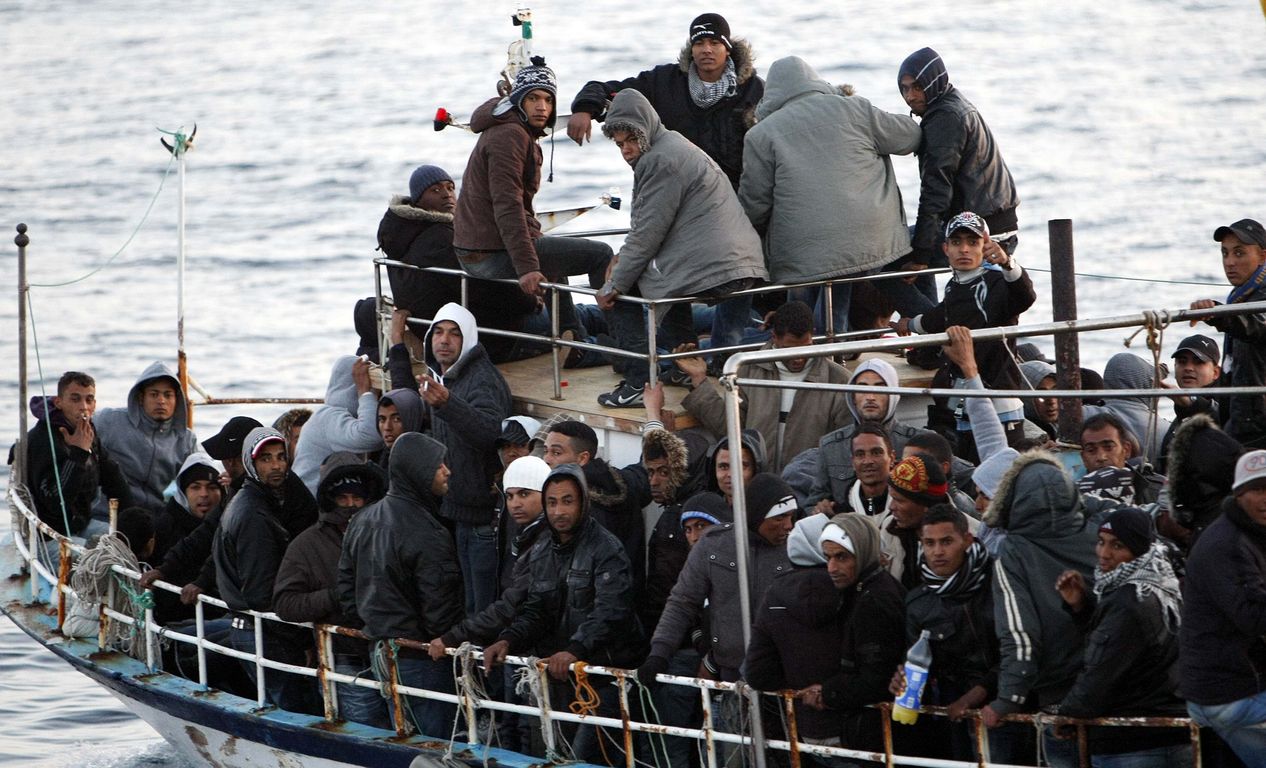 Migrants from North Africa arrive in the southern Italian island of Lampedusa March 7, 2011. Hundreds of Tunisian migrants continued arriving in Lampedusa on boats of various sizes throughout the early hours on Monday.  REUTERS/Antonio Parrinello  (ITALY - Tags: POLITICS SOCIETY)