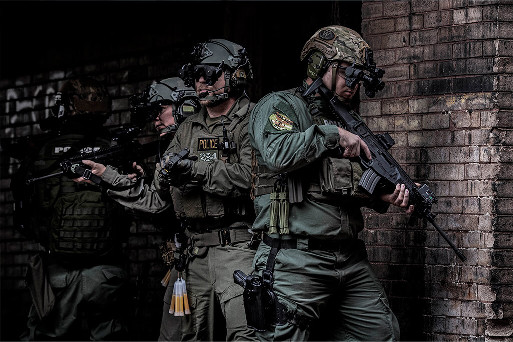 SWAT_team_night-vision_alley_flat_LTK7478