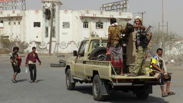 Yemeni pro-government forces gather in the port city of Hodeida on December 17, 2018. - A ceasefire in Yemen's battleground port city of Hodeida and its surroundings will start tomorrow, officials say, after renewed fighting threatened the hard-won accord struck in Sweden. (Photo by STRINGER / AFP)