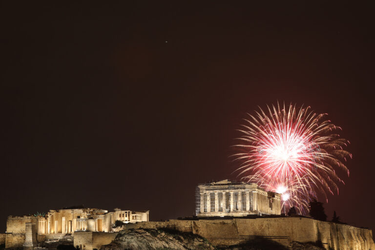 Πυροτεχνήματα εκρήγνυνται πάνω από την Ακρόπολη κατά τη διάρκεια εκδηλώσεων για τον εορτασμό της Πρωτοχρονιάς, Αθήνα,  Δευτέρα 01 Ιανουαρίου 2024. ΑΠΕ-ΜΠΕ/ΑΠΕ-ΜΠΕ/ΓΙΩΡΓΟΣ ΒΙΤΣΑΡΑΣ