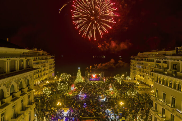 Εκδήλωση της φωταγώγησης του χριστουγεννιάτικου δέντρου του Δήμου Θεσσαλονίκης στην Πλατεία Αριστοτέλους, τετάρτη 4 Δεκεμβρίου 2024. 
(ΒΑΣΙΛΗΣ ΒΕΡΒΕΡΙΔΗΣ/ΜΟΤΙΟΝΤΕΑΜ)