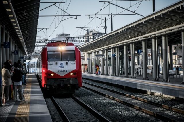 Επανεκκίνηση των δρομολογίων των αμαξοστοιχιών Intercity έναν και πλέον μήνα μετά το τραγικό δυστύχημα στα Τέμπη, στο πλαίσιο επανεκκίνησης του σιδηρόδρομου, Δευτέρα 3 Απριλίου 2023. Το πρώτο δρομολόγιο της Ηellenic Train ξεκίνησε στις 08:28 από το σταθμό Λαρίσης προς Καλαμπάκα και το δεύτερο δρομολόγιο στις 10:28 και πραγματοποίησε την διαδρομή Αθήνα - Θεσσαλονίκη. 
(ΤΑΤΙΑΝΑ ΜΠΟΛΑΡΗ/EUROKINISSI)