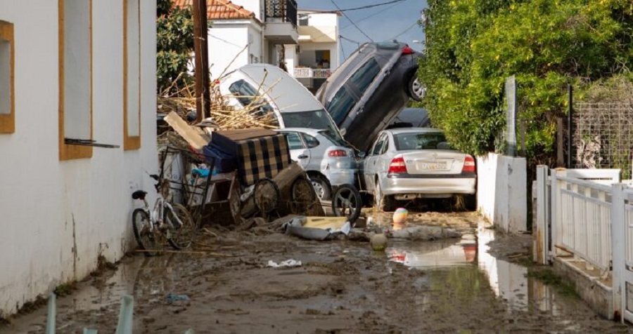 Στιβαγμένα αυτοκίνητα σε δρόμο στην Ιαλυσό της Ρόδου, μετά το πρώτο πέρασμα της καοκαιρίας BORA, την Κυριακή 1 Δεκεμβρίου 2024. Σε κατάσταση έκτακτης ανάγκης είναι τις τελευταίες ώρες το νησί της Ρόδου καθώς η κακοκαιρία BORA είναι ακόμα σε εξέλιξη. Μεγάλες ζημιές έχει υποστεί το οδικό δίκτυο στην δημοτικές ενότητες Ιαλυσού και Καλλιθέας, ενώ αντίστοιχα σοβαρά είναι τα προβλήματα και σε πολλά άλλα τμήματα των δρόμων μας, γεγονός που δεν επιτρέπει σε καμία περίπτωση την ασφαλή μετάβαση γονέων και μαθητών στα σχολεία τους, όχι τουλάχιστον πριν ολοκληρωθούν οι σχετικοί έλεγχοι. Κλειστά θα μείνουν τη Δευτέρα (2/12) τα νηπιαγωγεία τα Δημοτικά τα Γυμνάσια και τα Λύκεια της Ρόδου, έπειτα από απόφαση που ανακοίνωσε πριν από λίγο ο Δήμαρχος Ρόδου, Αλέξανδρος Κολιάδης συνέπεια της κακοκαιρίας Bora που έπληξε το νησί το τελευταίο 24ωρο. Το μήνυμα από το 112 προειδοποιεί για ισχυρές καταιγίδες στη Ρόδο από την κακοκαιρία Bora μέχρι αύριο, Δευτέρα το πρωί. Σημειώνεται πως στο νησί έχει τεθεί σε ισχύ 24ωρη απαγόρευση κυκλοφορίας εν μέσω πλημμυρισμένων δρόμων. ΑΠΕ-ΜΠΕ/ΑΠΕ-ΜΠΕ/ΔΑΜΙΑΝΙΔΗΣ ΛΕΥΤΕΡΗΣ