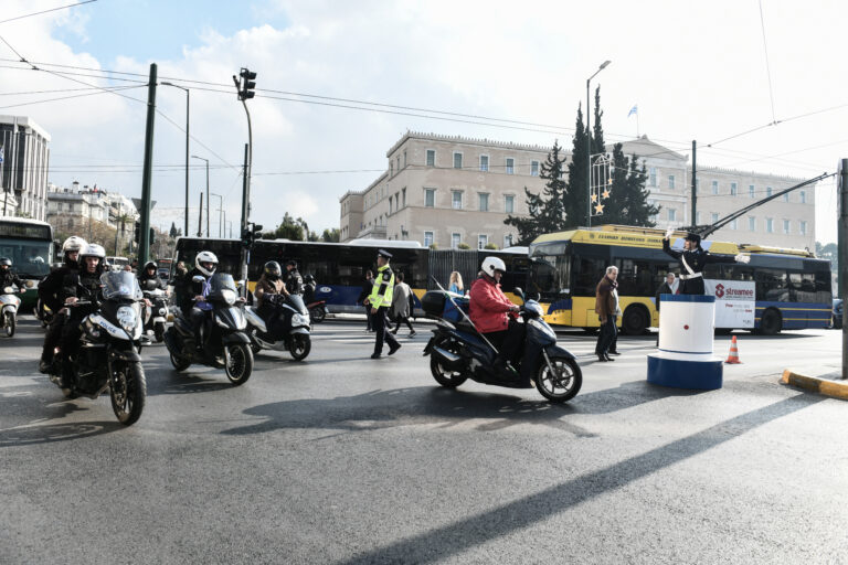 Εθιμοτυπική προσφορά δώρων από τον υπουργό Προστασίας του Πολίτη Τάκη Θεοδωρικάκο σε τροχονόμους στην πλατεία Συντάγματος, Παρασκευή 30 Δεκεμβρίου 2022.
(ΤΑΤΙΑΝΑ ΜΠΟΛΑΡΗ/EUROKINISSI)