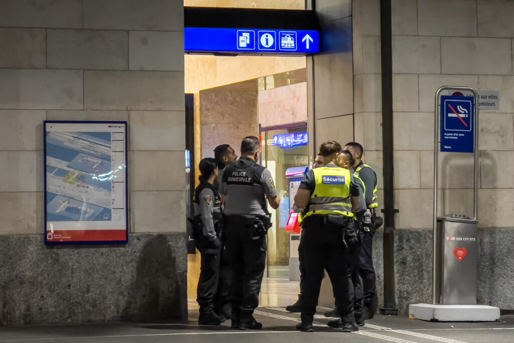 (FILES) Geneva Police officers and Railway Police officers stand guard at an the entrance of the Geneva Cornavin train station, in Geneva, on September 24, 2024. France filed an extradition request with Swiss authorities on October 9, 2024 for Taha O., suspected of the murder of Philippine, France's Justice Minister Didier Migaud announced on BFMTV on October 10, 2024. (Photo by Elodie LE MAOU / AFP)