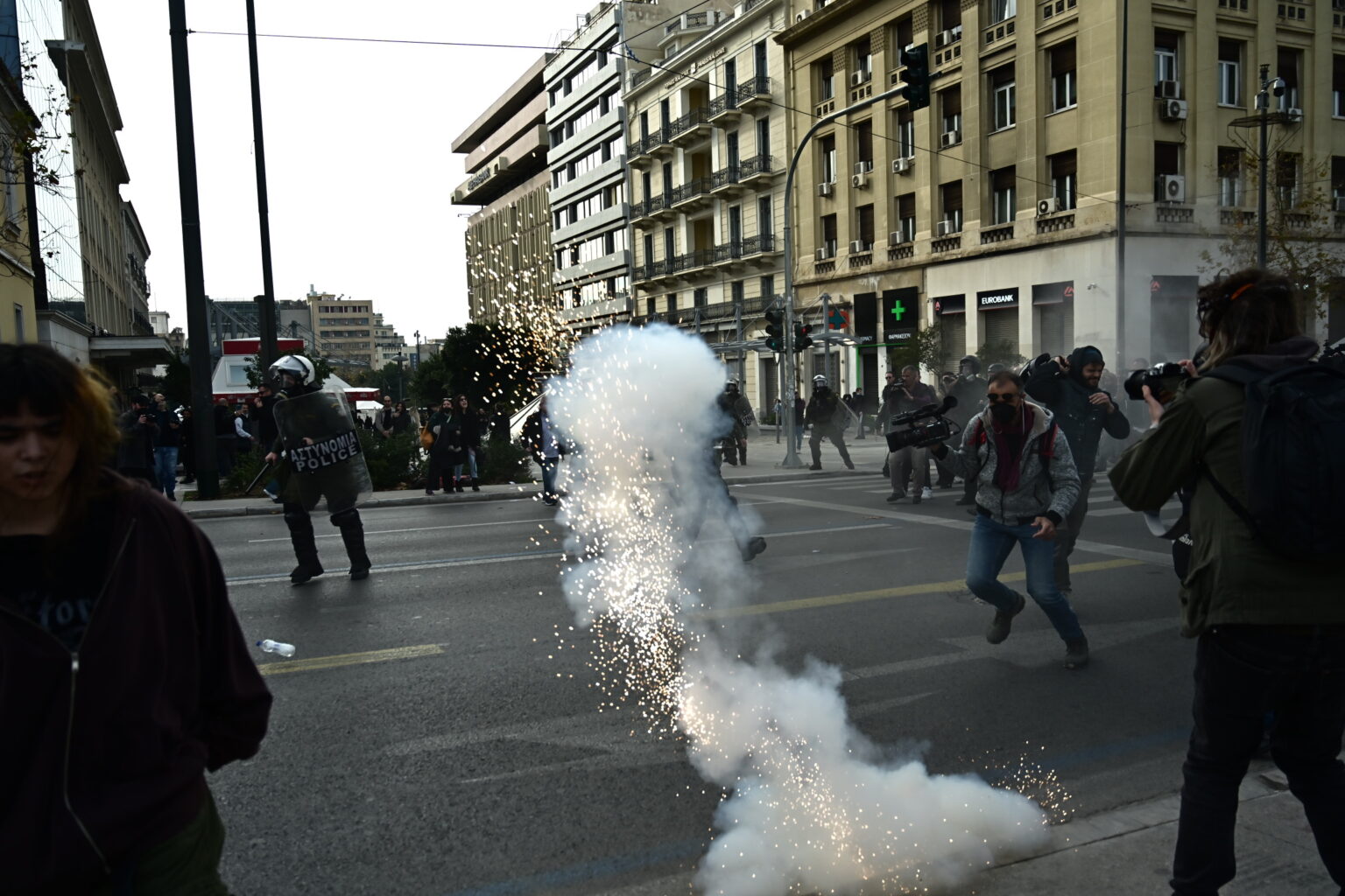 Επεισόδια κατά την διάρκεια του συλλαλητηρίου για το δυστύχημα των Τεμπών στην πλατεία Συντάγματος, Κυριακή 26 Ιανουαρίου 2025. (ΓΙΩΡΓΟΣ ΚΟΝΤΑΡΙΝΗΣ/EUROKINISSI) (ΚΩΣΤΑΣ ΤΖΟΥΜΑΣ/EUROKINISSI)