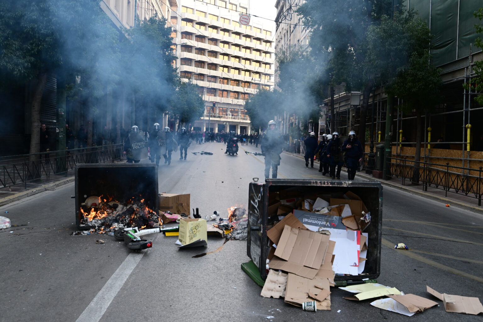 Συλλαλητήριο στην πλατεία Συντάγματος για το σιδηροδρομικό δυστύχημα στα Τέμπη, με συνθήματα "Δεν έχω οξυγόνο" και "Κανένα έγκλημα χωρίς τιμωρία", από τον "Σύλλογο Πληγέντων Δυστυχήματος Τεμπών", Κυριακή 26 Ιανουαρίου 2025. Όπως τονίζεται στην ανακοίνωση που ανάρτησαν οι συγγενείς των θυμάτων, ζητούν την άμεση έρευνα για την έκρηξη του παράνομου χημικού φορτίου και τη φωτιά που έκαψε ζωντανά 30 άτομα, τα οποία είχαν επιζήσει από τη μοιραία σύγκρουση, ενώ αίτημά τους είναι να δοθούν εξηγήσεις από τον υποψήφιο Πρόεδρο της Δημοκρατίας, Κωνσταντίνου Τασούλα "για το θάψιμο των δικογραφιών για τα Τέμπη στα συρτάρια της Βουλής". (ΤΑΤΙΑΝΑ ΜΠΟΛΑΡΗ/EUROKINISSI)