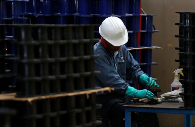 A worker inspects a plastic roll at TIM stainless steel wire factory in Huamantla, in the Mexican state of Tlaxcala October 11, 2013.  REUTERS/Tomas Bravo/File Photo     GLOBAL BUSINESS WEEK AHEAD PACKAGE - SEARCH 'BUSINESS WEEK AHEAD 28 NOV'  FOR ALL IMAGES