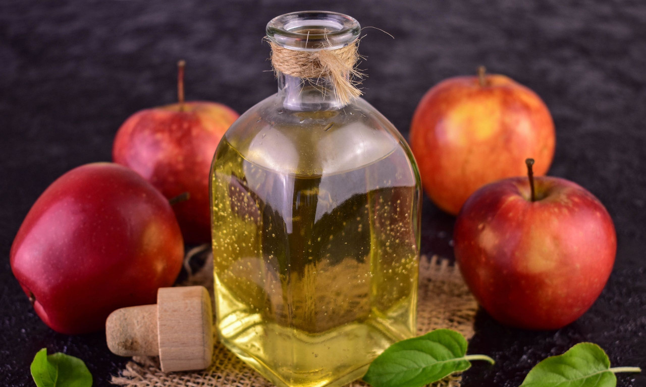 49f21683-bigstock-Apple-Cider-Vinegar-And-Fresh-475780109