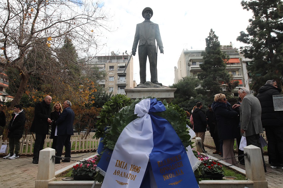 Επιμνημόσυνη δέηση στη μνήμη του ήρωα Αντιναυάρχου Παναγιώτη Βλαχάκου, που έπεσε στο καθήκον την 31η  Ιανουαρίου 1996 μαζί με τους Χριστόδουλο Καραθανάση και Έκτορα Γιαλοψό, κατά την κρίση των Ιμίων, από τον δήμο Πειραιά στον ανδριάντα του, στην πλατεία Κωνσταντίνου Καραμανλή, Κυριακή 29 Ιανουαρίου 2023.
(ΓΙΑΝΝΗΣ ΠΑΝΑΓΟΠΟΥΛΟΣ/EUROKINISSI)