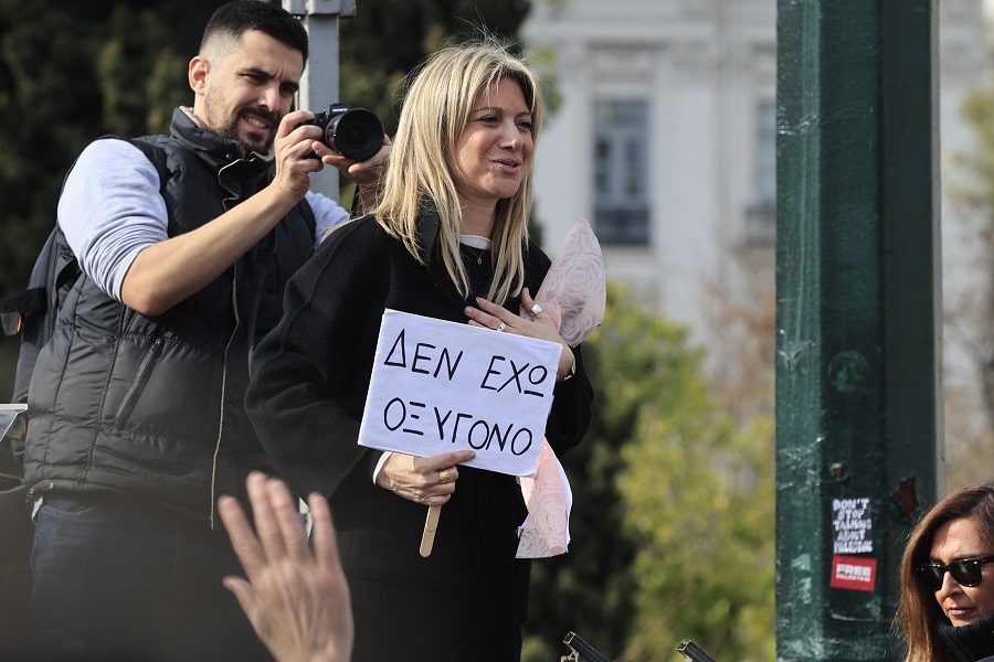 Συλλαλητήριο στην πλατεία Συντάγματος για το σιδηροδρομικό δυστύχημα στα Τέμπη, με συνθήματα "Δεν έχω οξυγόνο" και "Κανένα έγκλημα χωρίς τιμωρία", από τον "Σύλλογο Πληγέντων Δυστυχήματος Τεμπών", Κυριακή 26 Ιανουαρίου 2025. Όπως τονίζεται στην ανακοίνωση που ανάρτησαν οι συγγενείς των θυμάτων, ζητούν την άμεση έρευνα για την έκρηξη του παράνομου χημικού φορτίου και τη φωτιά που έκαψε ζωντανά 30 άτομα, τα οποία είχαν επιζήσει από τη μοιραία σύγκρουση, ενώ αίτημά τους είναι να δοθούν εξηγήσεις από τον υποψήφιο Πρόεδρο της Δημοκρατίας, Κωνσταντίνου Τασούλα "για το θάψιμο των δικογραφιών για τα Τέμπη στα συρτάρια της Βουλής". 
(ΓΙΩΡΓΟΣ ΚΟΝΤΑΡΙΝΗΣ/EUROKINISSI)