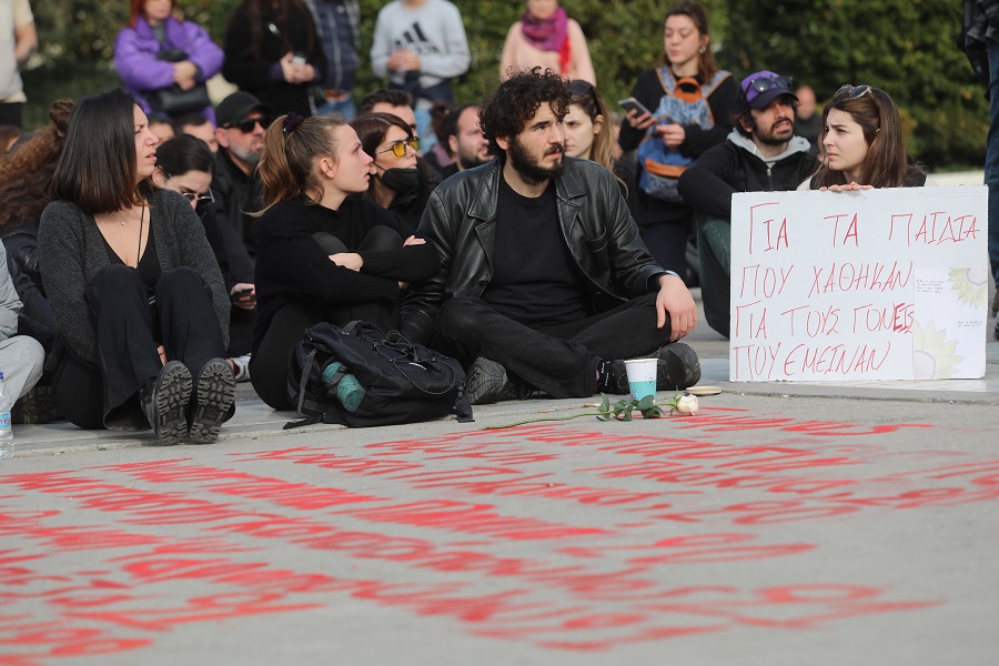 Συλλαλητήριο στην πλατεία Συντάγματος για το σιδηροδρομικό δυστύχημα στα Τέμπη, με συνθήματα "Δεν έχω οξυγόνο" και "Κανένα έγκλημα χωρίς τιμωρία", από τον "Σύλλογο Πληγέντων Δυστυχήματος Τεμπών", Κυριακή 26 Ιανουαρίου 2025. Όπως τονίζεται στην ανακοίνωση που ανάρτησαν οι συγγενείς των θυμάτων, ζητούν την άμεση έρευνα για την έκρηξη του παράνομου χημικού φορτίου και τη φωτιά που έκαψε ζωντανά 30 άτομα, τα οποία είχαν επιζήσει από τη μοιραία σύγκρουση, ενώ αίτημά τους είναι να δοθούν εξηγήσεις από τον υποψήφιο Πρόεδρο της Δημοκρατίας, Κωνσταντίνου Τασούλα "για το θάψιμο των δικογραφιών για τα Τέμπη στα συρτάρια της Βουλής". (ΓΙΑΝΝΗΣ ΠΑΝΑΓΟΠΟΥΛΟΣ/EUROKINISSI)