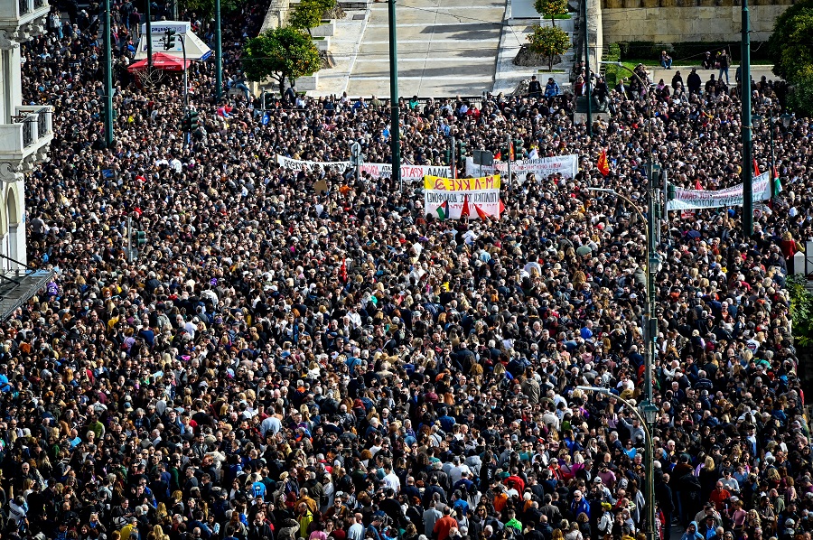 Συλλαλητήριο στην πλατεία Συντάγματος για το σιδηροδρομικό δυστύχημα στα Τέμπη, με συνθήματα "Δεν έχω οξυγόνο" και "Κανένα έγκλημα χωρίς τιμωρία", από τον "Σύλλογο Πληγέντων Δυστυχήματος Τεμπών", Κυριακή 26 Ιανουαρίου 2025. Όπως τονίζεται στην ανακοίνωση που ανάρτησαν οι συγγενείς των θυμάτων, ζητούν την άμεση έρευνα για την έκρηξη του παράνομου χημικού φορτίου και τη φωτιά που έκαψε ζωντανά 30 άτομα, τα οποία είχαν επιζήσει από τη μοιραία σύγκρουση, ενώ αίτημά τους είναι να δοθούν εξηγήσεις από τον υποψήφιο Πρόεδρο της Δημοκρατίας, Κωνσταντίνου Τασούλα "για το θάψιμο των δικογραφιών για τα Τέμπη στα συρτάρια της Βουλής"(ΜΙΧΑΛΗΣ ΠΑΠΑΝΙΚΟΛΑΟΥ/EUROKINISSI)