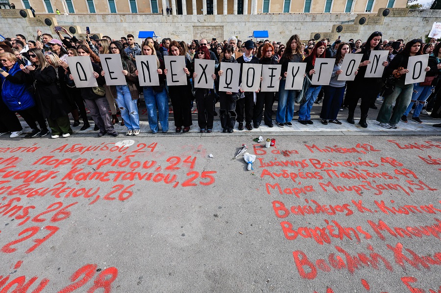 Συλλαλητήριο στην πλατεία Συντάγματος για το σιδηροδρομικό δυστύχημα στα Τέμπη, με συνθήματα "Δεν έχω οξυγόνο" και "Κανένα έγκλημα χωρίς τιμωρία", από τον "Σύλλογο Πληγέντων Δυστυχήματος Τεμπών", Κυριακή 26 Ιανουαρίου 2025. Όπως τονίζεται στην ανακοίνωση που ανάρτησαν οι συγγενείς των θυμάτων, ζητούν την άμεση έρευνα για την έκρηξη του παράνομου χημικού φορτίου και τη φωτιά που έκαψε ζωντανά 30 άτομα, τα οποία είχαν επιζήσει από τη μοιραία σύγκρουση, ενώ αίτημά τους είναι να δοθούν εξηγήσεις από τον υποψήφιο Πρόεδρο της Δημοκρατίας, Κωνσταντίνου Τασούλα "για το θάψιμο των δικογραφιών για τα Τέμπη στα συρτάρια της Βουλής".
(ΓΙΩΡΓΟΣ ΚΟΝΤΑΡΙΝΗΣ/EUROKINISSI)