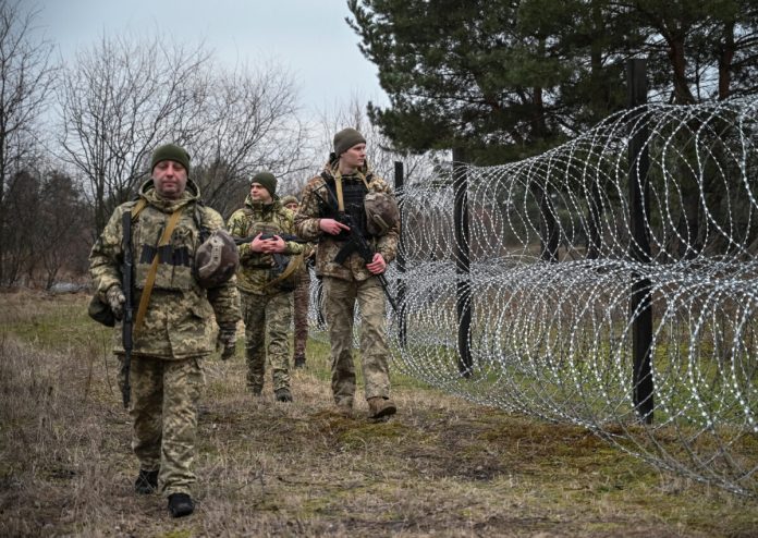 UKRAINE-CRISIS-BELARUS-BORDER-1200x851-696x494