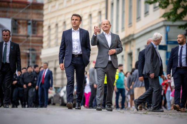 German Chancellor Olaf Scholz and French President Emmanuel Macron are on their way for a private dinner at the "Kochzimmer" restaurant in Potsdam outside Berlin, Germany, June 6, 2023.     Michael Kappeler/Pool via REUTERS