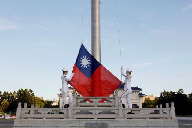 FILE PHOTO: Honour guard members take part in a flag-raising ceremony at Chiang Kai-shek Memorial Hall in Taipei, Taiwan August 6, 2022. REUTERS/Jameson Wu/File Photo