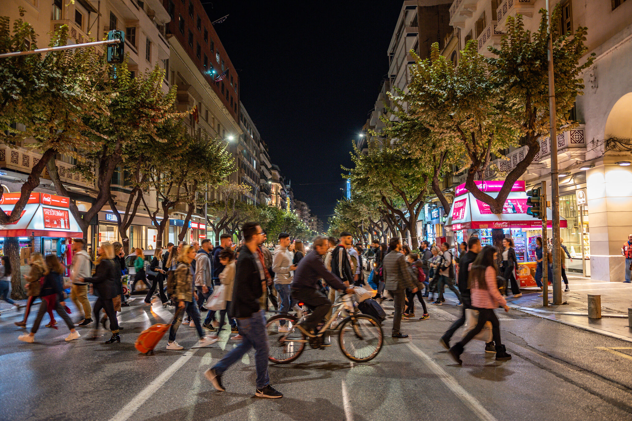 Thessaloniki,,Greece,-,November,2019:,Urban,View,Of,People,Crossing