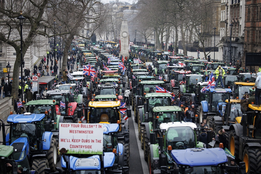 epa11886291 British farmers gridlock Whitehall with their tractors during a protest over the changes to inheritance tax (IHT) rules, in London, Britain, 10 February 2025. British farmers demand a reversal of the changes to inheritance tax (IHT) rules announced in the October 2024 budget by the Labour government, which will introduce new taxes on farms worth more than 1 million GBP that would apply from April 2026.  EPA/TOLGA AKMEN