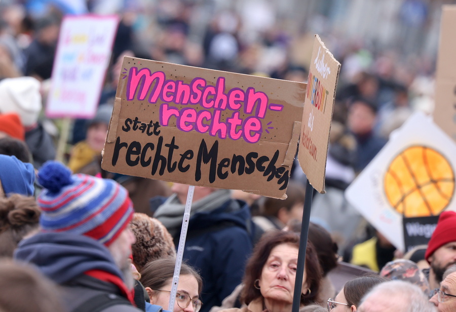 epa11870166 Protesters gather during a rally in front of the Reichstag building in Berlin, Germany, 02 February 2025. People gathered to protest against the Christian Democratic Union's (CDU) cooperation with the far-right Alternative for Germany (AfD) party, after the CDU's motion in the Budestag won a majority with the help of AfD votes. This is a novelty, as the CDU wanted to maintain a so-called "firewall" regarding cooperation with the far-right party.  EPA/HANNIBAL HANSCHKE