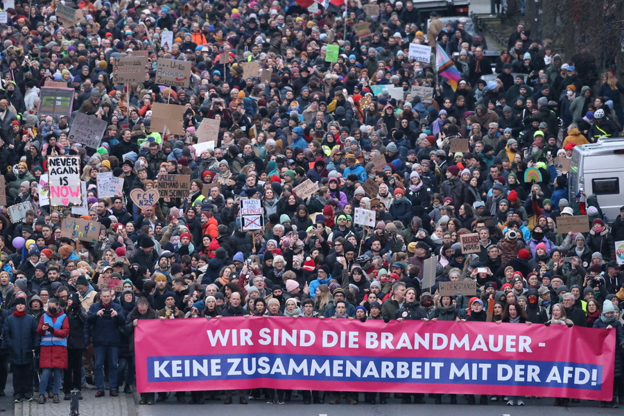 epa11870306 Protesters attend a rally in front of the Brandenburg Gate in Berlin, Germany, 02 February 2025. People gathered to protest against the Christian Democratic Union's (CDU) cooperation with the far-right Alternative for Germany (AfD) party, after the CDU's motion in the Budestag won a majority with the help of AfD votes. This is a novelty, as the CDU wanted to maintain a so-called "firewall" regarding cooperation with the far-right party.  EPA/HANNIBAL HANSCHKE