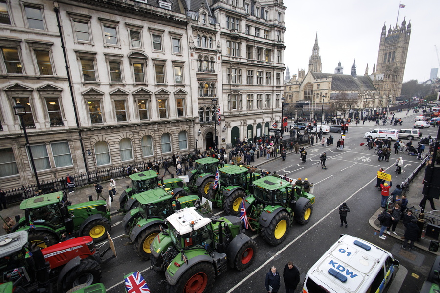 epa11886612 British farmers gridlock Whitehall with their tractors during a protest over changes to inheritance tax (IHT) rules, in London, Britain, 10 February 2025. British farmers demand a reversal of the changes to inheritance tax rules announced in the October 2024 budget by the Labour government, which will introduce new taxes on farms worth more than 1 million GBP that would apply from April 2026.  EPA/TOLGA AKMEN