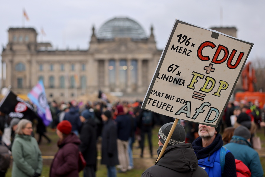 epa11870133 Protesters gather during a rally in front of the Reichstag building in Berlin, Germany, 02 February 2025. People gathered to protest against the Christian Democratic Union's (CDU) cooperation with the far-right Alternative for Germany (AfD) party, after the CDU's motion in the Budestag won a majority with the help of AfD votes. This is a novelty, as the CDU wanted to maintain a so-called "firewall" regarding cooperation with the far-right party.  EPA/HANNIBAL HANSCHKE