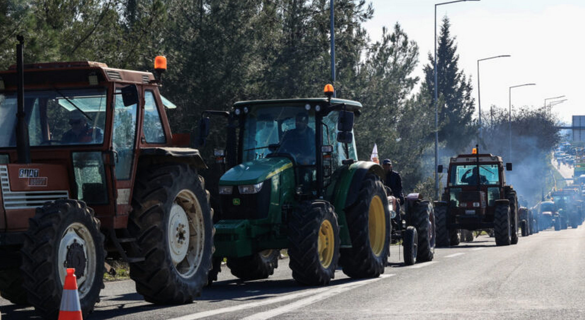 Κινητοποίηση αγροτών στον κόμβο της Γυρτώνης στο νομό Λάρισας στο ύψος του αυτοκινητόδρομου ΠΑΘΕ, Πέμπτη 23 Ιανουαρίου 2025. Οι αγρότες διαμαρτύρονται για το αυξημένο κόστος παραγωγής, τις χαμηλές τιμές των προϊόντων, την καθυστέρηση των αποζημιώσεων και των ενισχύσεων, αλλαγή του κανονισμού του ΕΛΓΑ που να καλύπτει όλους τους φυσικούς κινδύνους και τις νόσους σε όλα τα στάδια της παραγωγής, την υλοποίηση όλων των απαραίτητων έργων υποδομής και προληπτικών μέτρων για προστασία από φυσικές καταστροφές και ασθένειες, κ.α.  
(EUROKINISSI)