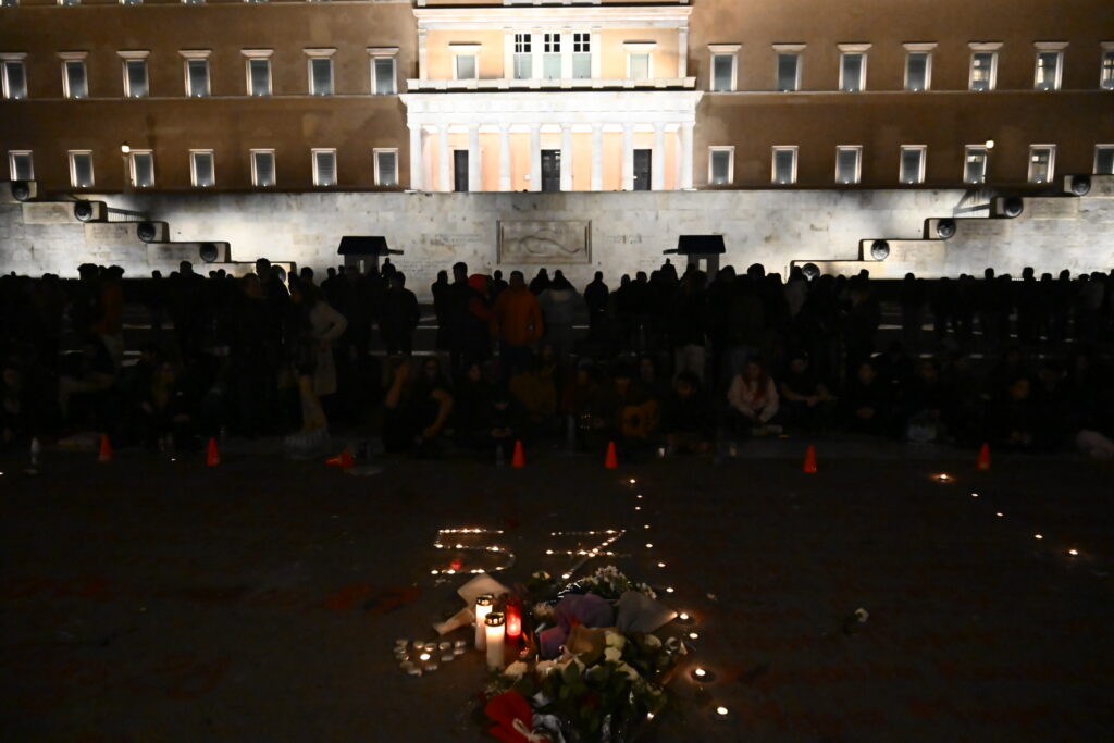 Συγκέντρωση στην μνήμη των θυμάτων του δυστυχήματος των Τεμπών με αφορμή την συμπλήρωση δυο χρόνων,μπροστά από το μνημείο του Άγνωστου Στρατιώτη, Σάββατο 1 Μαρτίου 2025 (ΚΩΣΤΑΣ ΤΖΟΥΜΑΣ/EUROKINISSI)