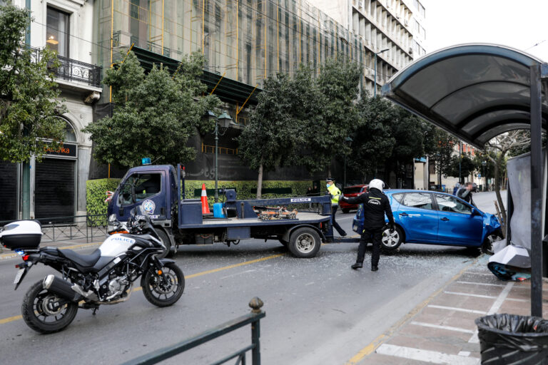 ΤΡΟΧΑΙΟ - ΑΥΤΟΚΙΝΗΤΟ ΕΠΕΣΕ ΠΑΝΩ ΣΕ ΣΤΑΣΗ ΣΤΗ ΣΤΑΔΙΟΥ. Σάββατο 19 Μαρτίου 2022  (ΓΙΩΡΓΟΣ ΚΟΝΤΑΡΙΝΗΣ / EUROKINISSI)