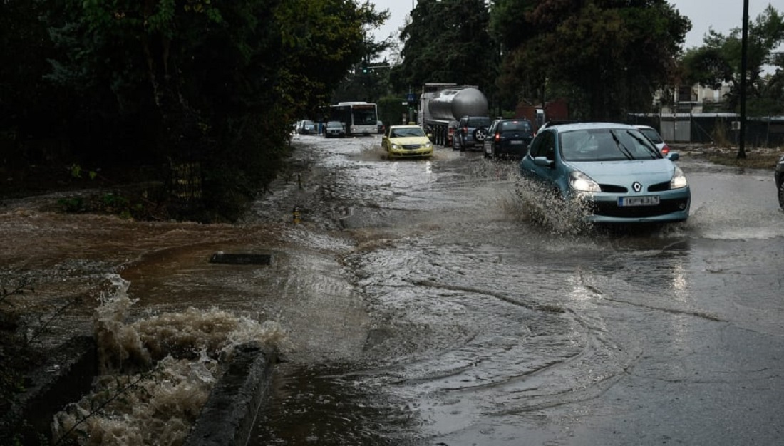 Ηλιούπολη σπασμένος αγωγός νερού αμάξια